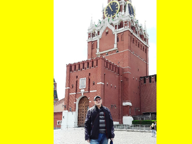 The main Kremlin tower, the Spasskaya Tower. It was built in 1491 by an Italian architect Pietro Antonio Solari. Пьетро Антонио Солари  