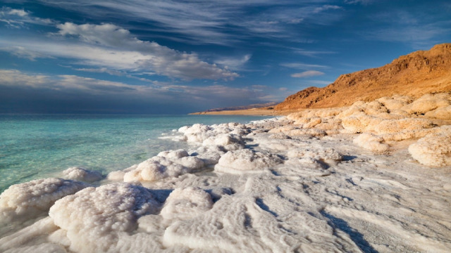 Самое маленькое  Мёртвое море — не море в привычном понимании, а солёное озеро. Расположено на границе Израиля и Иордании. 