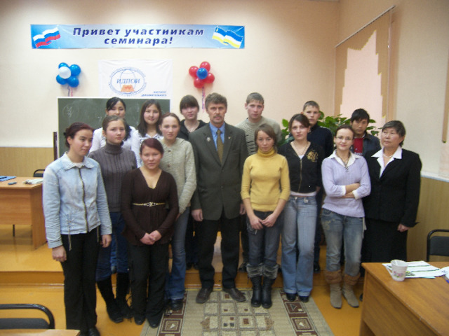 Зеленый класс Немного найдется людей, в домах которых нет растений. Обязательно обнаружится на подоконнике бабушкина герань или подаренный на день рождения кустик миниатюрной розы, которые волей-неволей приходится поливать. Но наступает момент, когда начинаешь осознанно заводить комнатные растения, наблюдать за их развитием, ждать их цветения… С глубокой древности и до наших дней цветы пользуются неизменной любовью у всех народов. Ни мебель, ни картины так не украшают комнату, как комнатные растения . Без них пусто и холодно даже в самой богато обставленной квартире. 