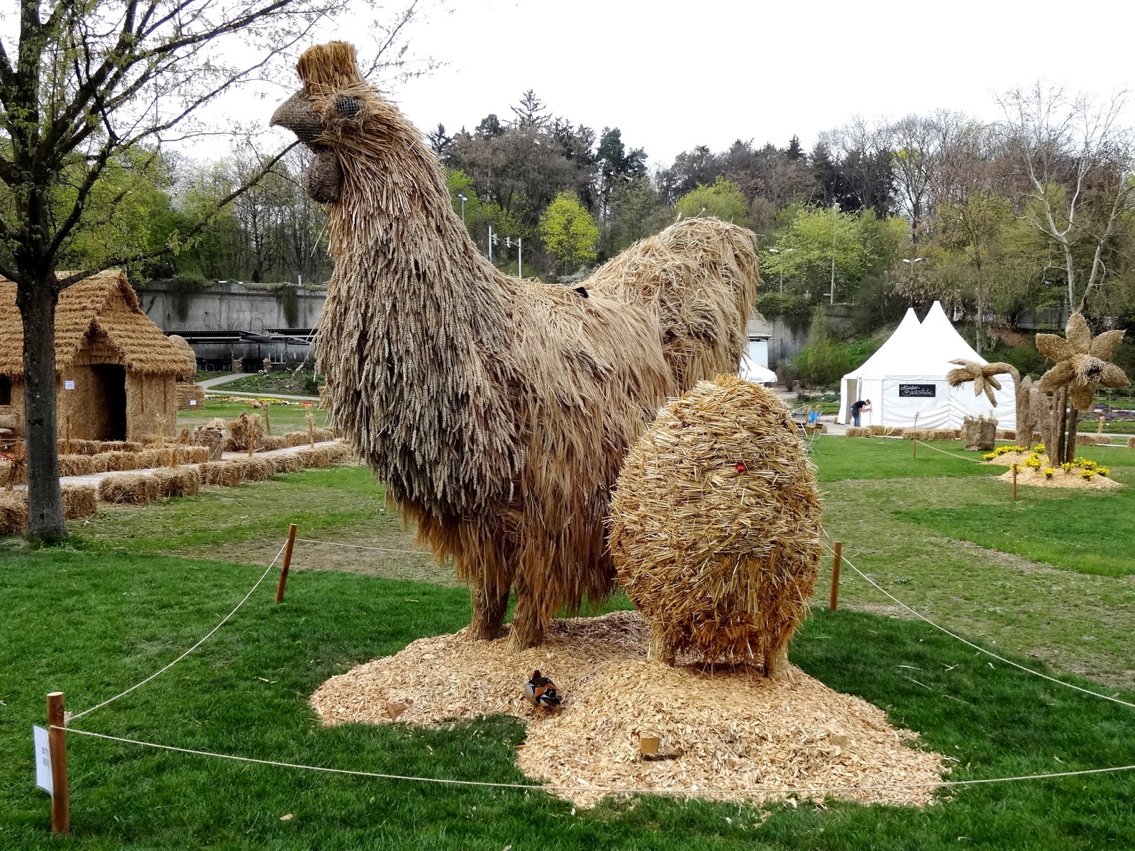 Соломенный парк. Фигуры из сена. Скульптуры из соломы. Скульптуры из сена и соломы. Поделки из сена.