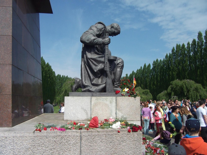 Фото воина освободителя. Берлин Трептов парк памятник воину освободителю. Воин-освободитель Трептов-парк Берлин. Трептов парк памятник. Мемориал воину освободителю в Берлине.