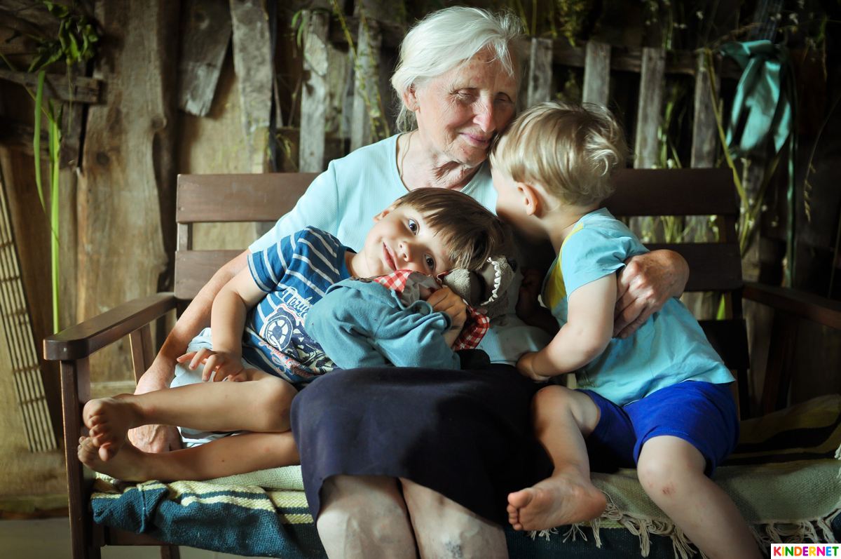 Хорошо навестить. Бабушка и внуки. Бабушка и внук. Бабушка и дедушка с внуками. Бабушка с ребенком.