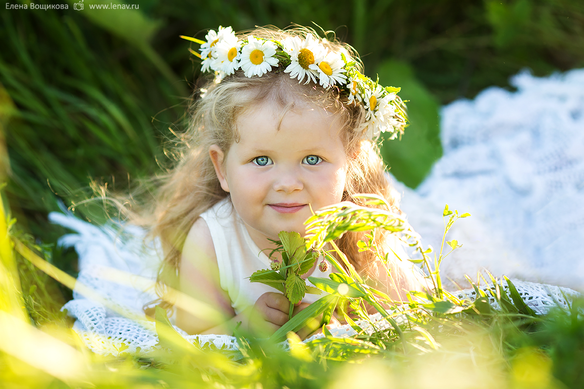 Пусть улыбкой доброй нежной. Солнечная девочка. Светлого радостного дня. Мелкие радости жизни. Открытка радость жизни.