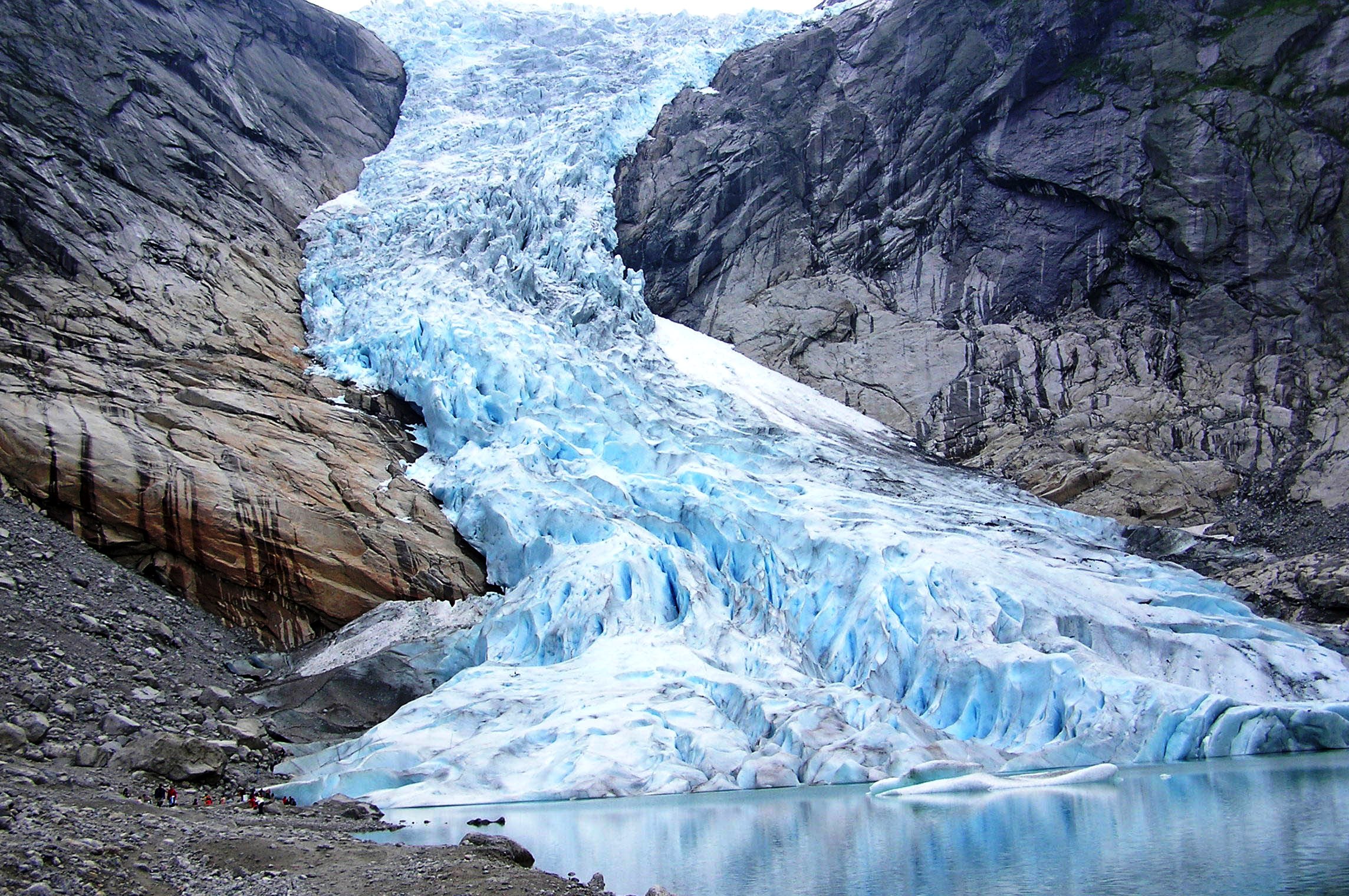 Потоки с гор воды. Ледник Юстедальсбреен Норвегия. Норвегия ледник Бриксдайл. Ледник Бриксдальсбреен. Ледник Геблера.
