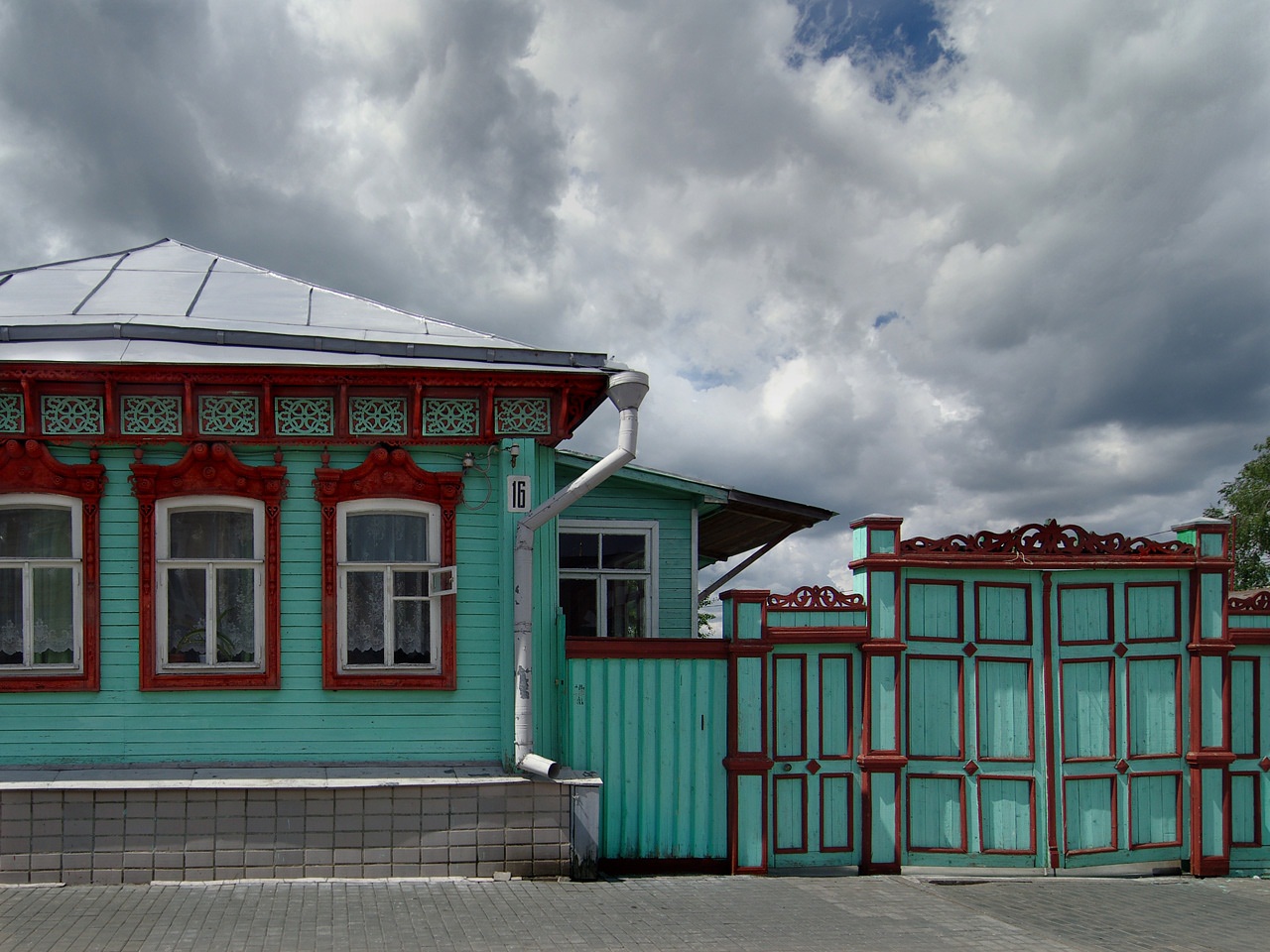 Русский дом коломна. Купеческий дом в Коломне. Дом купца Мещанинова Коломна. Купеческая усадьба 19 века Елабуга. Зелено-белый Купеческий дом в Коломне.