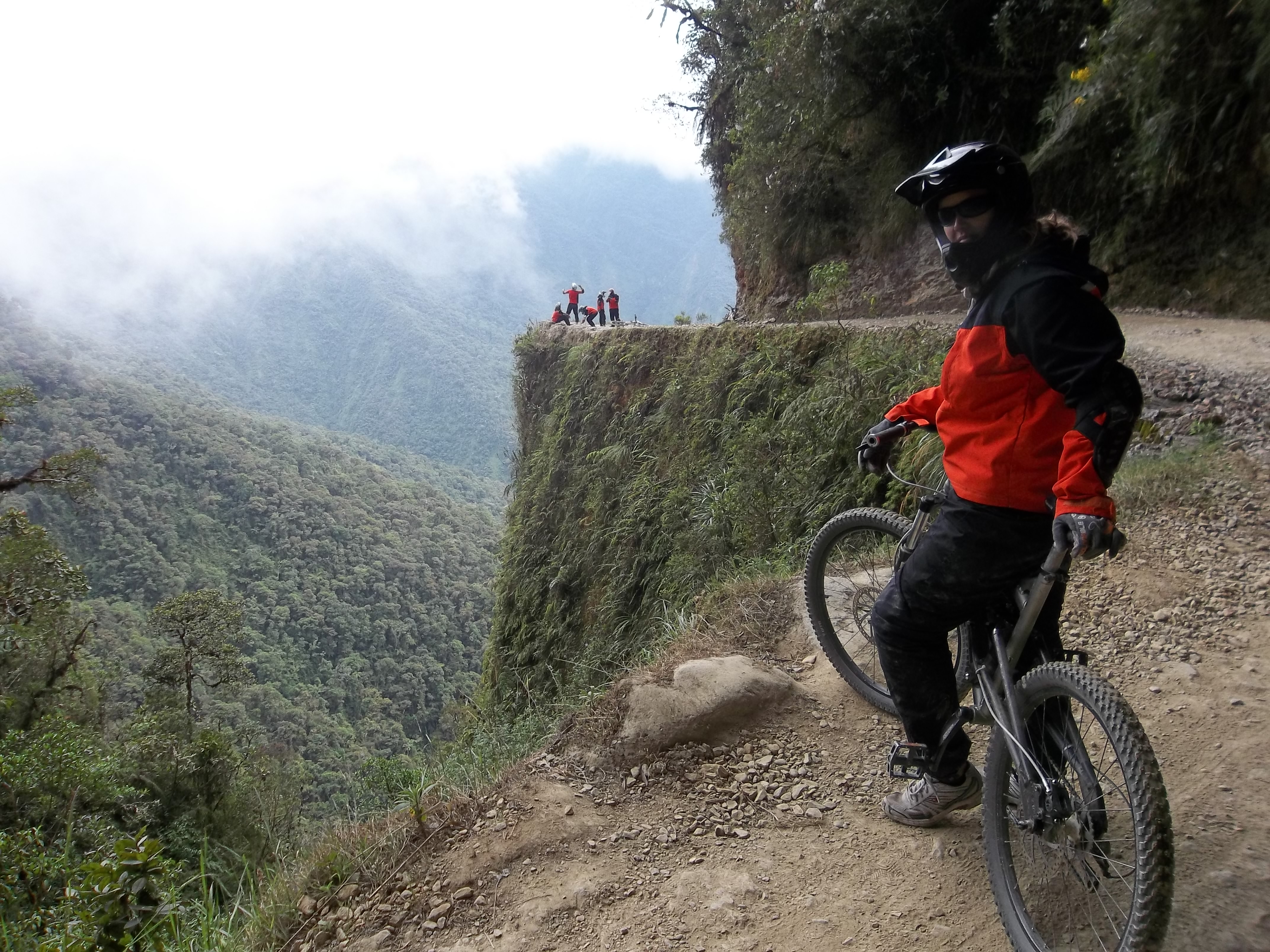 Most dangerous place. Дорога смерти в Боливии. Самые опасные путешествия. Дорога смерти на велосипедах Боливия.