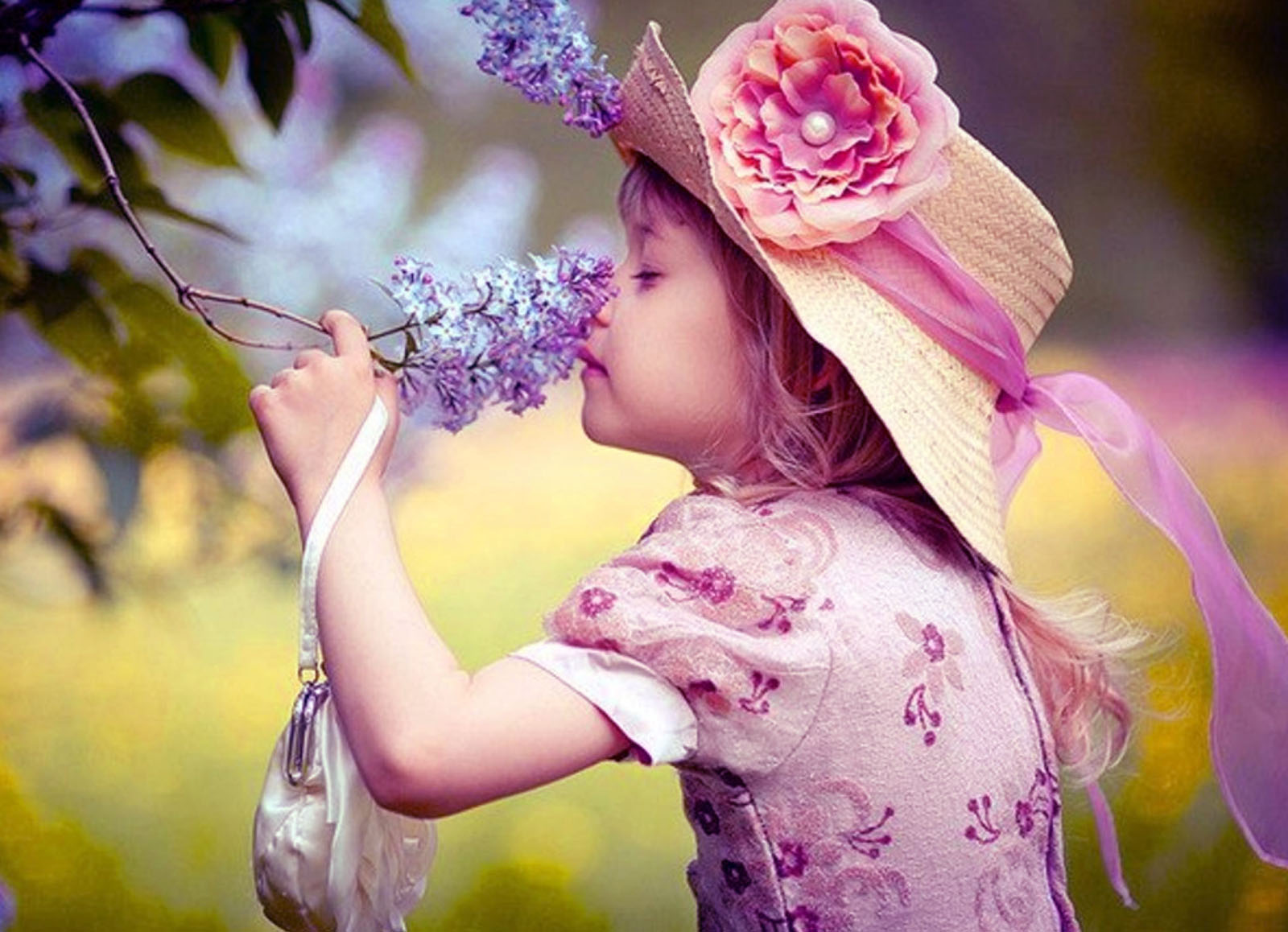 Чел цветы. Цветы радости жизни. Дети в цветах. Человек цветок. Счастье весной.