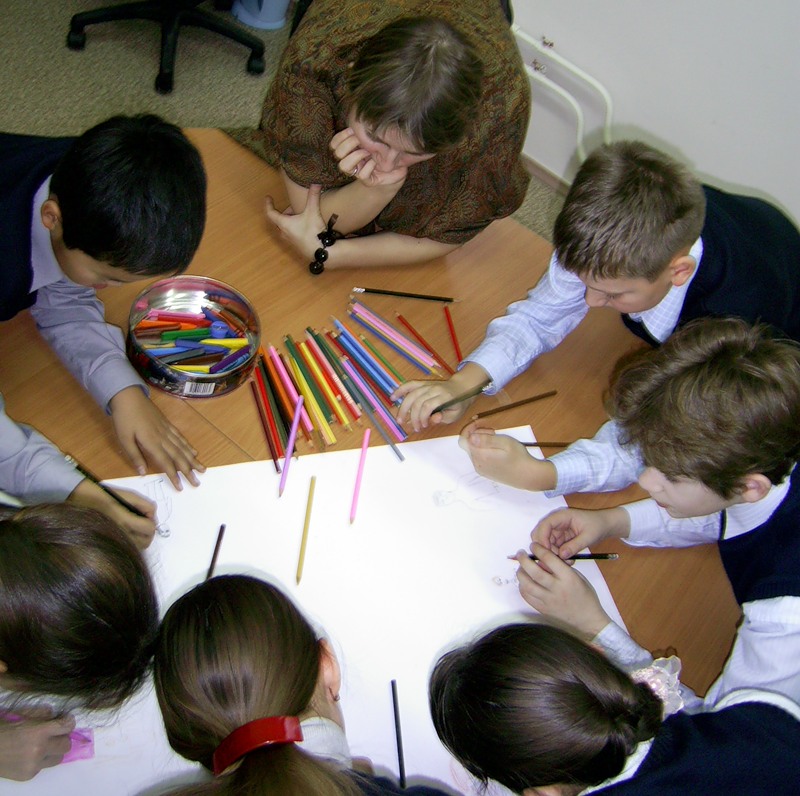 Школа творческие группы. Коллективная творческая работа. Дети в школе. Дети на уроке. Творческая школа для детей.
