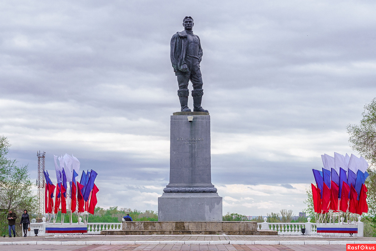 Чкалов оренбург. Чкалов памятник Оренбург. Памятник в п Чкалову Оренбург. Чкалов в Оренбурге на набережной. Памятник Валерию Чкалову в Оренбурге.