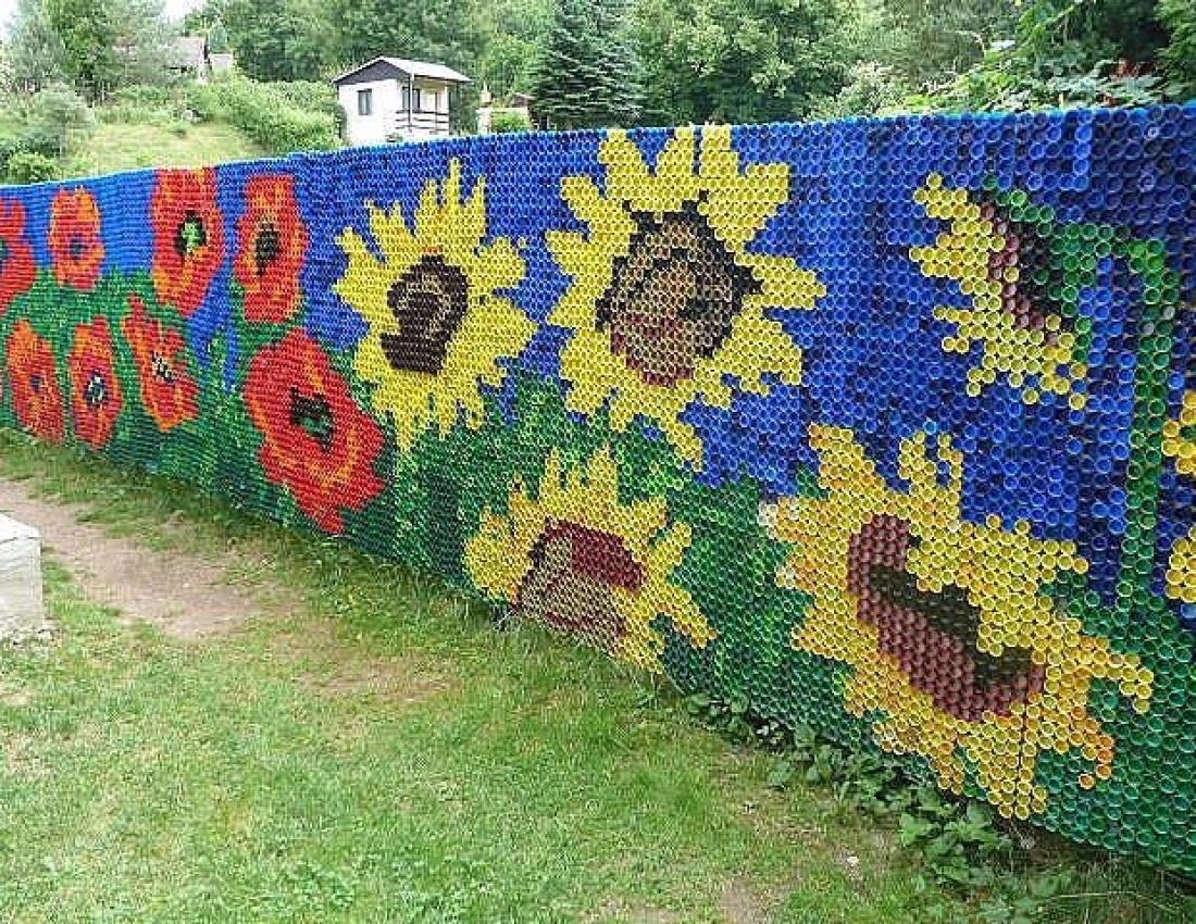 использование пластиковых бутылок на даче для зонирования огорода