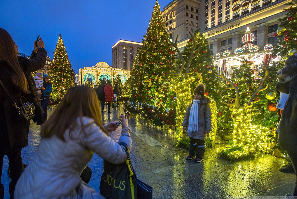 В праздник новогодний улица. Новогодняя Москва. Новогодняя Москва 2017. Новогодняя прогулка. Новогодняя Москва 2018.