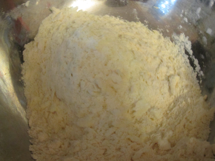 Тесто рассыпчатое на маргарине. Рассыпчатое тесто в миске. Горка крахмала. Что добавить в тесто чтобы оно было не рассыпчатым.